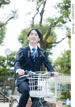 自転車を押して歩くビジネスマン 自転車を押して歩くビジネスマン 138031065