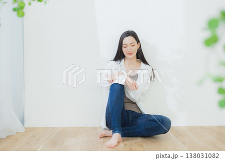 白いシャツの女性 　 138031082