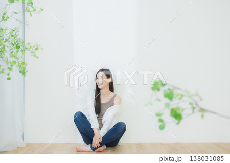 白いシャツの女性 　 138031085