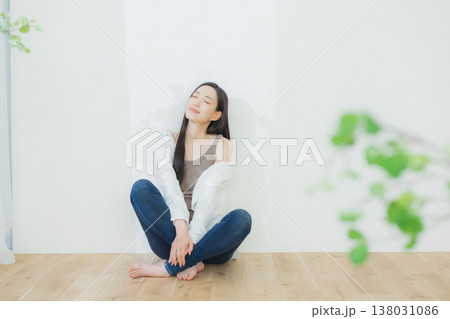 白いシャツの女性 　 138031086