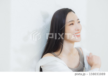 白いシャツの女性 　 138031089