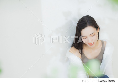 白いシャツの女性 　 138031090