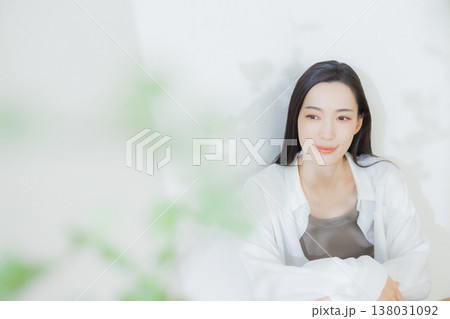白いシャツの女性 　 138031092