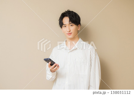 スマホを見る若い男性 スマホを見る若い男性 138031112