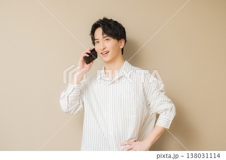 スマホを見る若い男性　 138031114