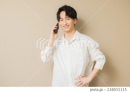 スマホを見る若い男性　 138031115