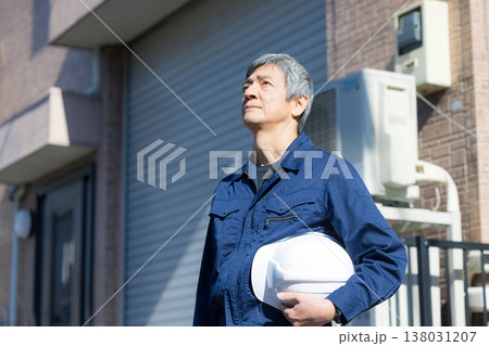 住宅街を歩く作業員 138031207