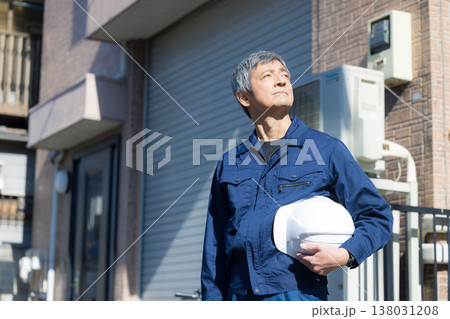 住宅街を歩く作業員 138031208