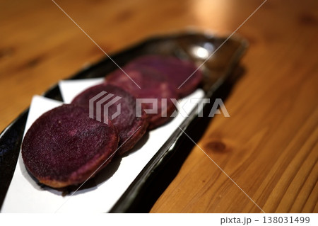 揚げ紅芋。沖縄名物さつまいも料理。クローズアップ。 138031499