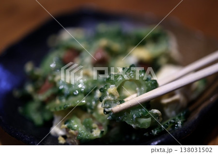 ゴーヤチャンプルー。沖縄定番料理の家庭的な炒め物。クローズアップ。 138031502