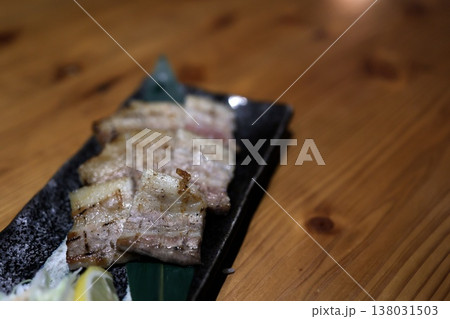 豚バラ焼き。ジューシーな料理。クローズアップ。 138031503