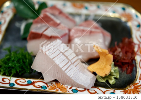 新鮮なはまちの刺身盛り合わせ。和食の高級料理イメージ。 新鮮なはまちの刺身盛り合わせ。和食の高級料理イメージ。 138031510