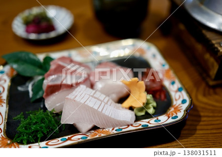 新鮮なはまちの刺身盛り合わせ。和食の高級料理イメージ。 138031511