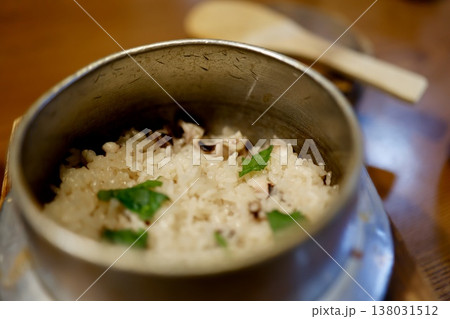 タコの釜飯。和風炊き込みご飯。出来立て料理のクローズアップ。 タコの釜飯。和風炊き込みご飯。出来立て料理のクローズアップ。 138031512