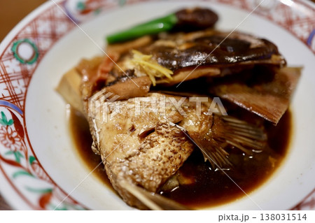 鯛のあら炊き。甘辛い煮付け定番料理。 鯛のあら炊き。甘辛い煮付け定番料理。 138031514