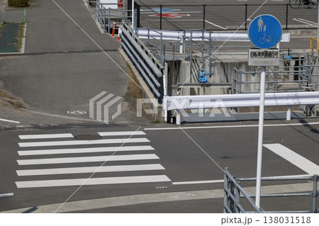 歩道の自転車通行可能を示す交通標識。 歩道の自転車通行可能を示す交通標識。 138031518