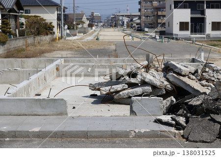 解体工事と道路整備が進む住宅地の再開発現場。 138031525