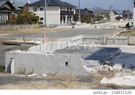解体工事と道路整備が進む住宅地の再開発現場。 解体工事と道路整備が進む住宅地の再開発現場。 138031526