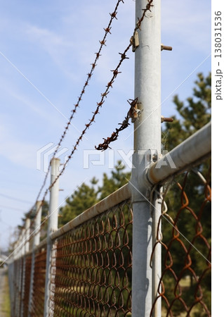 切断された有刺鉄線と青空。危険イメージ素材。 138031536