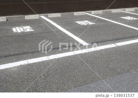 軽自動車専用と表示された駐車場区画ラインの舗装路面。 軽自動車専用と表示された駐車場区画ラインの舗装路面。 138031537