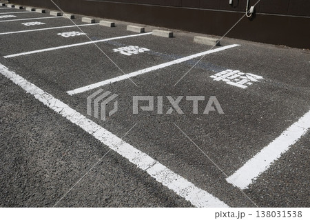 軽自動車専用と表示された駐車場区画ラインの舗装路面。 軽自動車専用と表示された駐車場区画ラインの舗装路面。 138031538