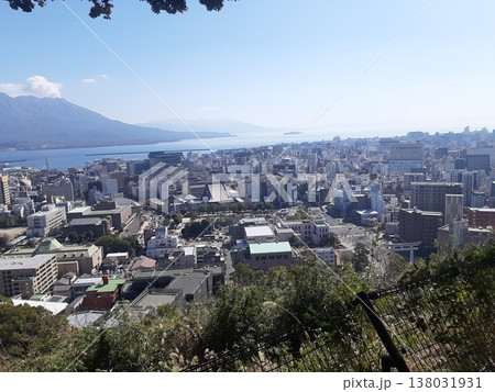 鹿児島の街並み　風景　桜島と町 138031931