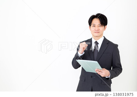 バインダーを持つミドル男性ビジネスマン 138031975