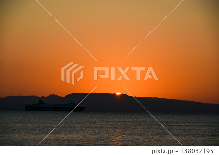 石垣島の海に沈む夕日 138032195