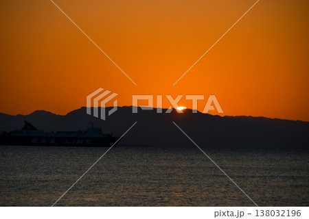 石垣島の海に沈む夕日 138032196