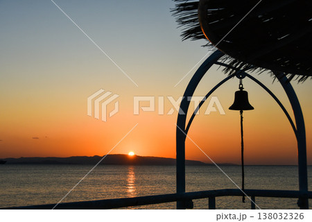 石垣島フサキビーチ 海に沈む夕日 石垣島フサキビーチ 海に沈む夕日 138032326