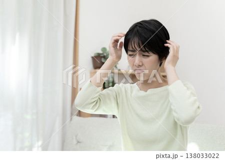 頭が痛い若い女性 頭痛 偏頭痛 片頭痛 頭が痛い若い女性 頭痛 偏頭痛 片頭痛 138033022