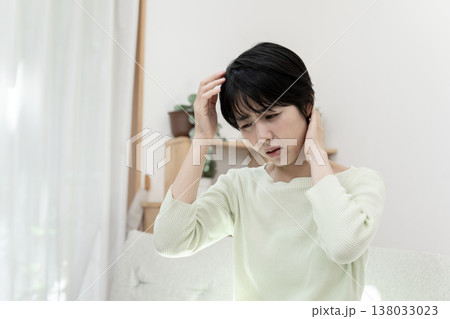 頭が痛い若い女性 頭痛 偏頭痛 片頭痛 頭が痛い若い女性 頭痛 偏頭痛 片頭痛 138033023
