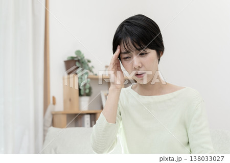 頭が痛い若い女性　頭痛　偏頭痛　片頭痛 138033027