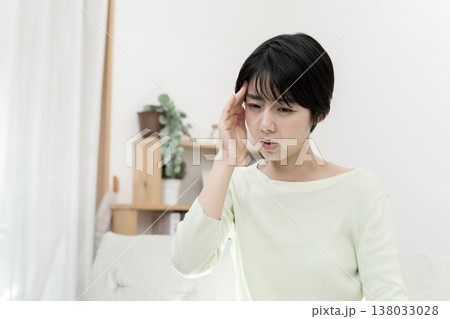 頭が痛い若い女性 頭痛 偏頭痛 片頭痛 頭が痛い若い女性 頭痛 偏頭痛 片頭痛 138033028