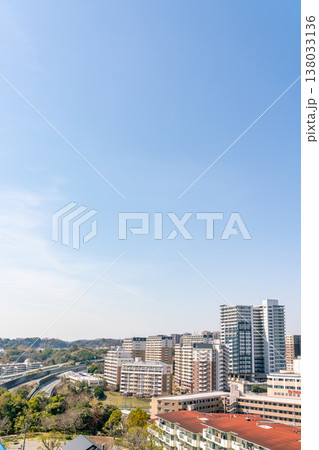 【神奈川県】マンションが建ち並ぶ晴天の住宅街（令和8年3月） 138033136