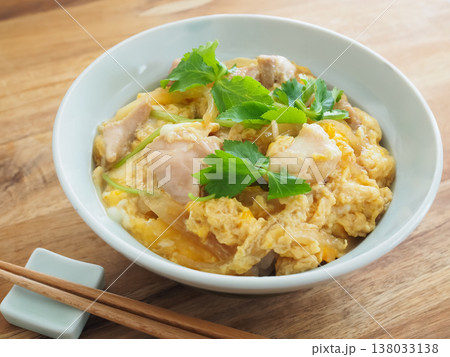 三つ葉をのせた親子丼 138033138