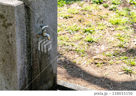 公園に設置された水道 公園に設置された水道 138033150