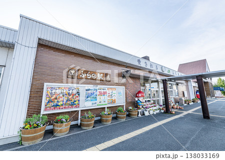 北海道富良野市　晴天のJR富良野駅 138033169