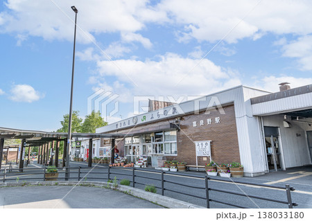 北海道富良野市 晴天のJR富良野駅 北海道富良野市 晴天のJR富良野駅 138033180