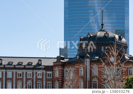 【東京都】青空が広がる春の東京駅と高層ビル群（令和8年3月） 138033276