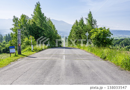 北海道上富良野町 かみふらの八景 夏のパノラマロード江花 北海道上富良野町 かみふらの八景 夏のパノラマロード江花 138033547