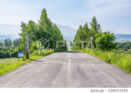 北海道上富良野町 かみふらの八景 夏のパノラマロード江花 北海道上富良野町 かみふらの八景 夏のパノラマロード江花 138033550