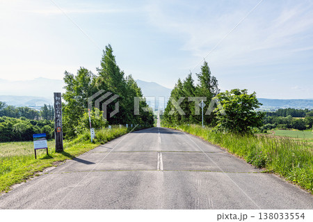 北海道上富良野町 かみふらの八景 夏のパノラマロード江花 北海道上富良野町 かみふらの八景 夏のパノラマロード江花 138033554