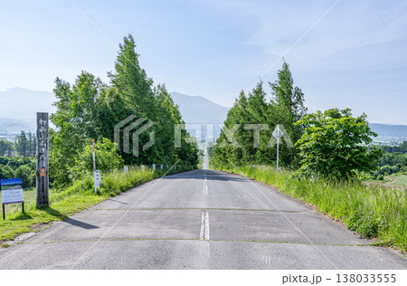 北海道上富良野町 かみふらの八景 夏のパノラマロード江花 北海道上富良野町 かみふらの八景 夏のパノラマロード江花 138033555