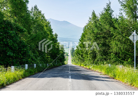 北海道上富良野町 かみふらの八景 夏のパノラマロード江花 北海道上富良野町 かみふらの八景 夏のパノラマロード江花 138033557