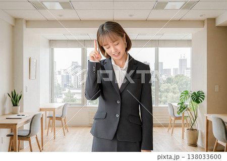 指を立てて呆れる女性社員 指を立てて呆れる女性社員 138033600