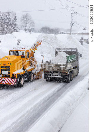 豪雪地域の道路の雪の排雪 138033681