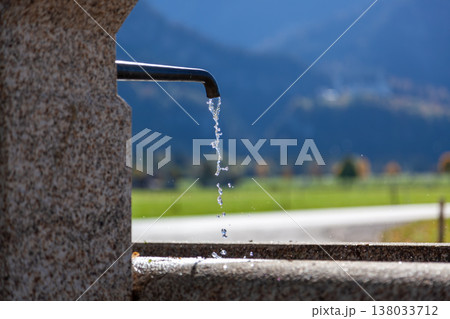 涌き水 しずく 落下 138033712