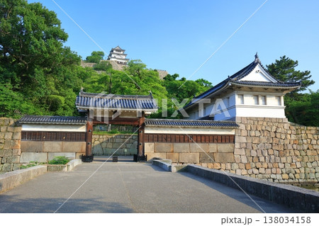 【香川県】快晴の丸亀城と大手門 【香川県】快晴の丸亀城と大手門 138034158