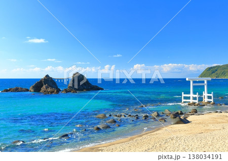 【福岡県】快晴の桜井二見ヶ浦の夫婦岩と白鳥居（糸島） 138034191